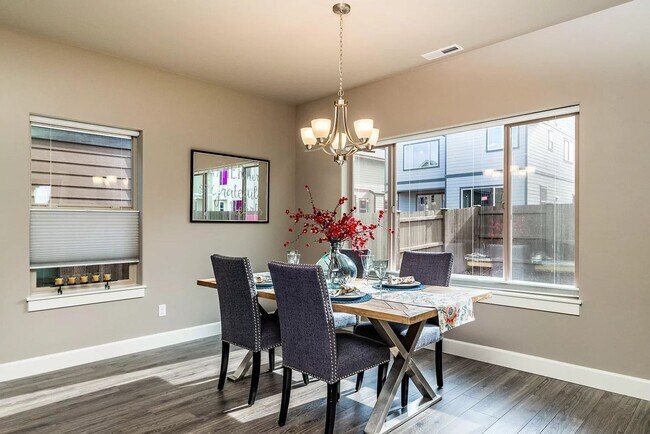Building Photo - Gorgeous home in SE Bend with pool access ...