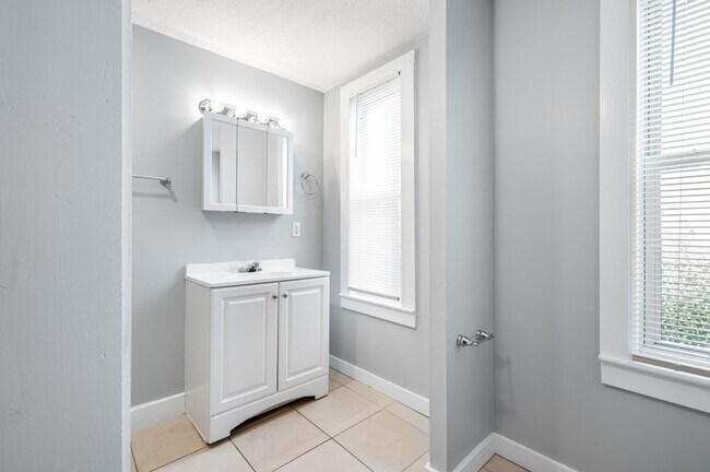 Building Photo - Close Proximity to Clark University!