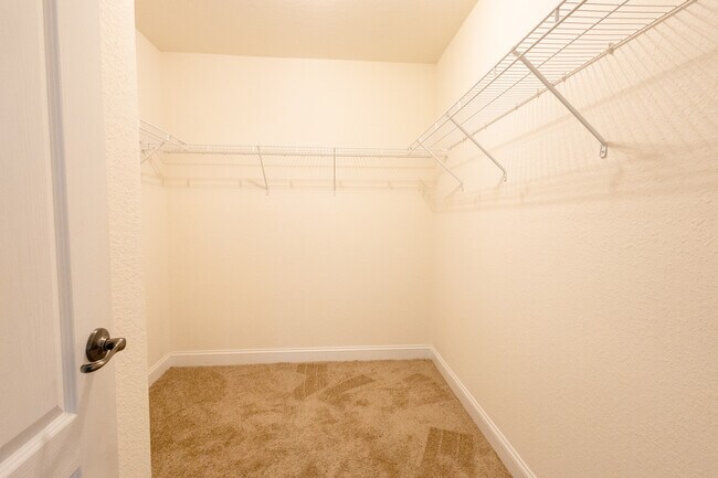 Building Photo - 956 Iron Bridge Dr