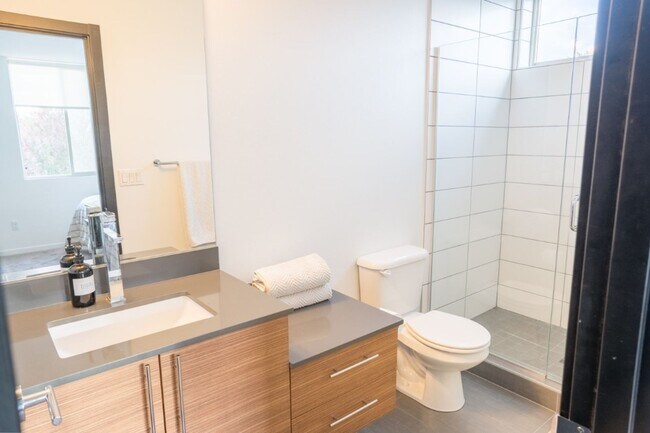 Building Photo - 3Bd/3.25Ba Seattle