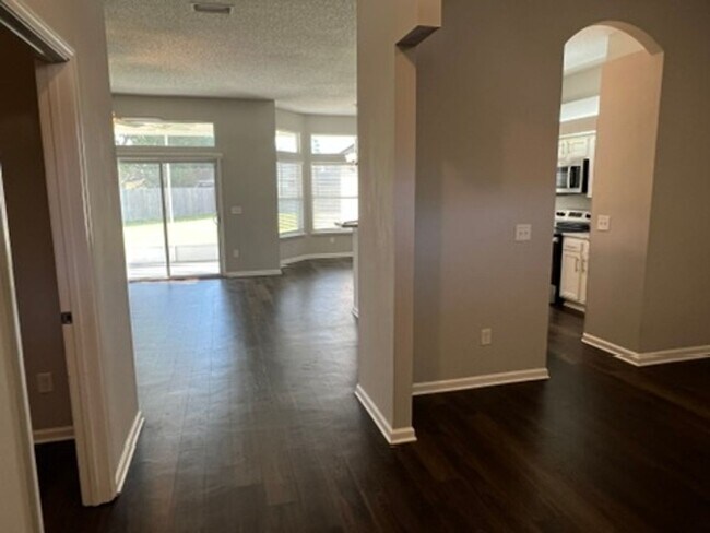 Building Photo - 4BR/2BA Home Walking Distance to Mary Lee ...