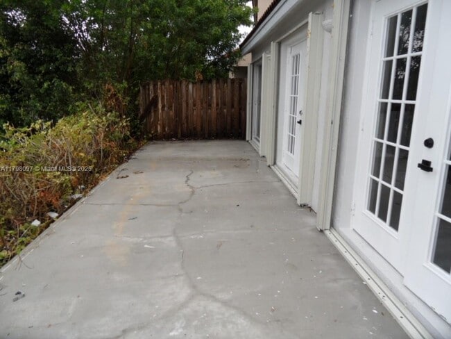 Building Photo - 1845 Vista Way