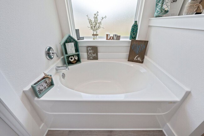 Building Photo - Stunning 4 Bedroom, 3 Bath Home in Shoal R...