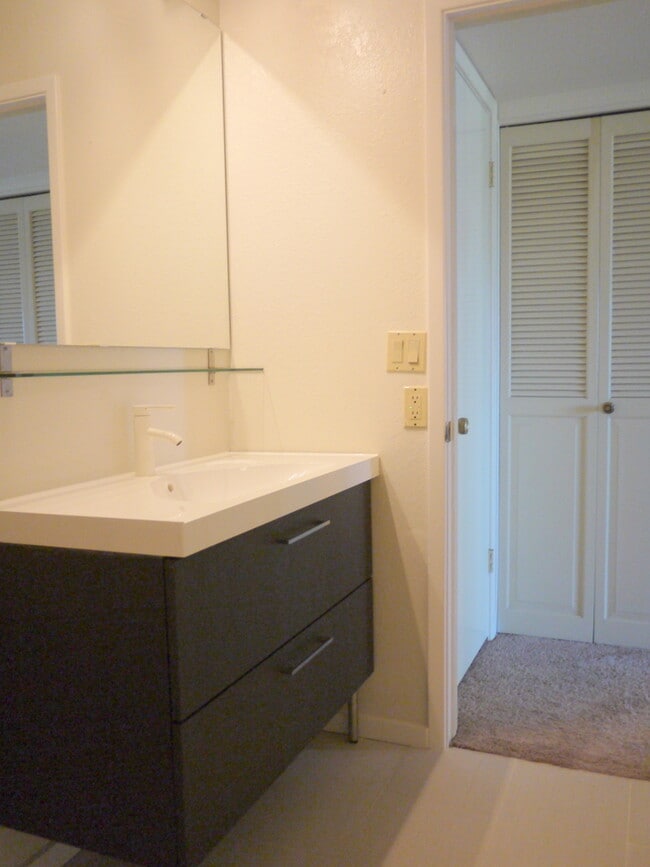 Building Photo - Great Location! 1 Bedroom 1 Bathroom Condo near ASU.