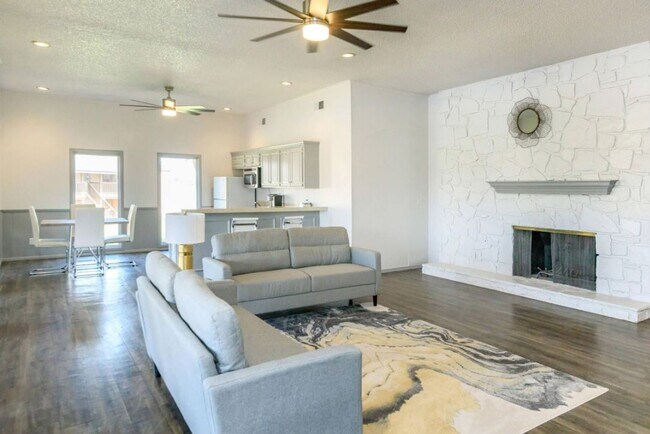 Building Photo - * $300 Off April and May Rent * Beautiful 1 bedroom apartment *