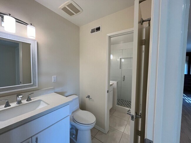 Building Photo - Lovely Home with 3 bedrooms, 2 bath plus o...