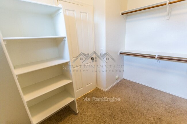 Building Photo - 945 E Blue Spruce Ln