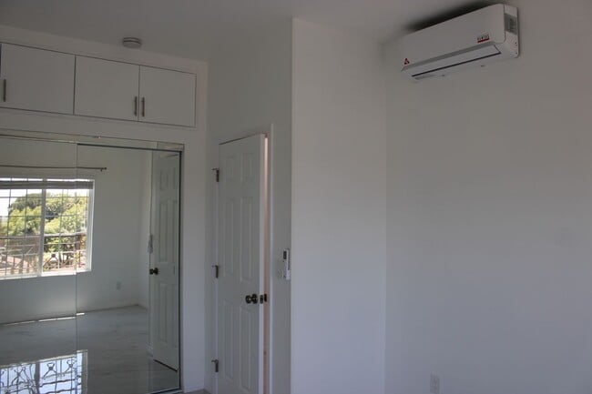 Building Photo - 2 Bedroom, 1 Bathroom Apartment