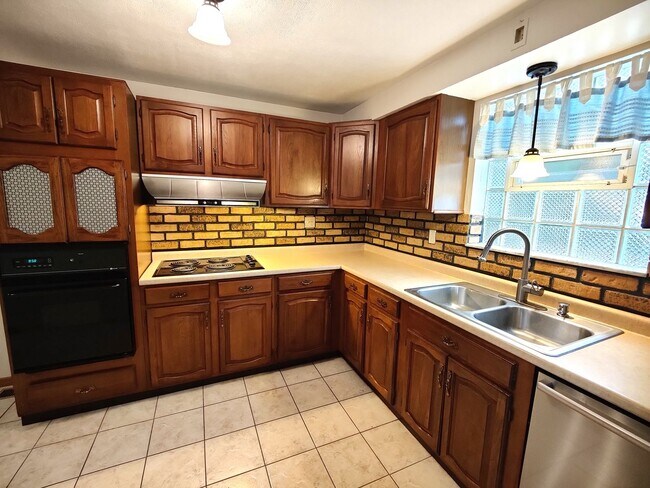 Building Photo - *Updated & Charming 2BD/2BA Single Family ...