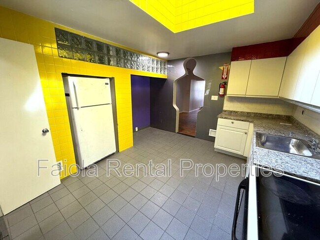 Building Photo - 827 Church St