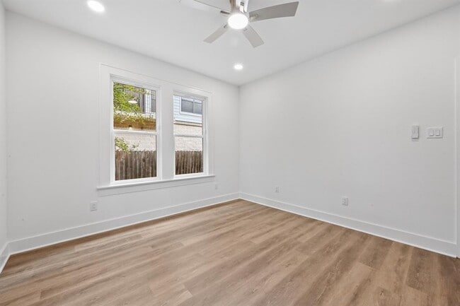 Building Photo - 1006 1/2 W 22nd St