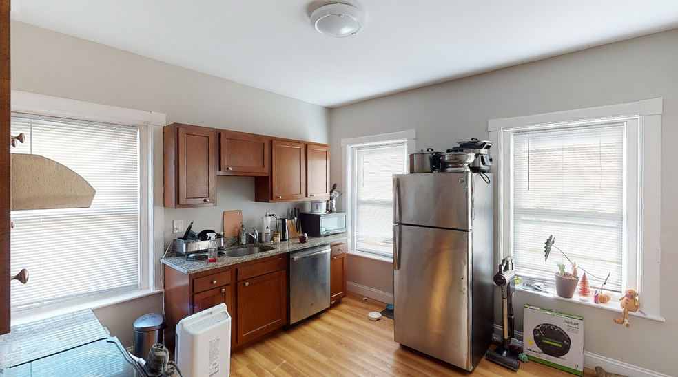 Apt 8 - 904 Massachusetts Ave