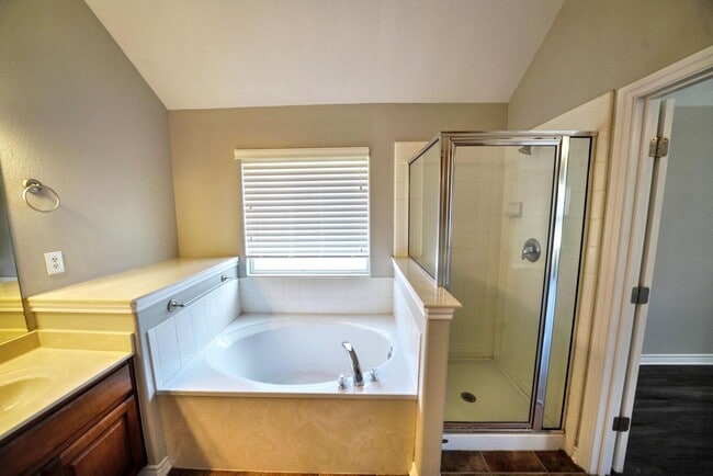 Building Photo - Stunning 4-Bedroom Home in Live Oak Hills,...
