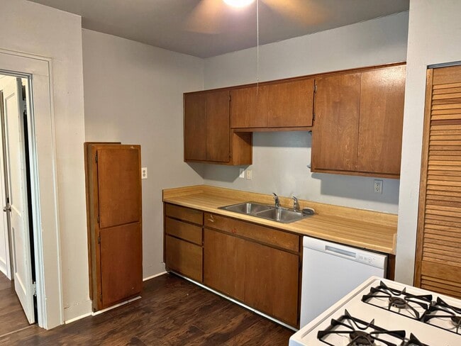 Building Photo - 1818 Collins Ave