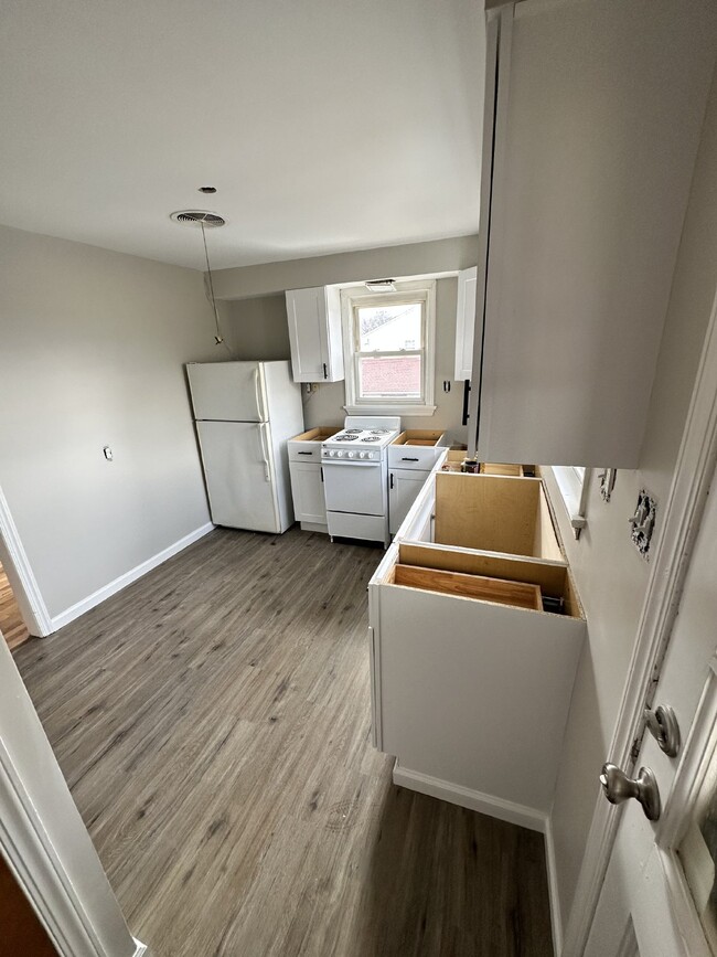 Building Photo - AVAILABLE NOW! Newly Renovated 1BR!