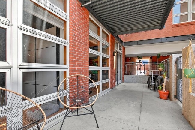 Building Photo - 877 Island Ave