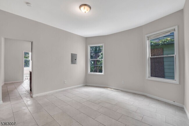 Building Photo - 142 Seymour Ave