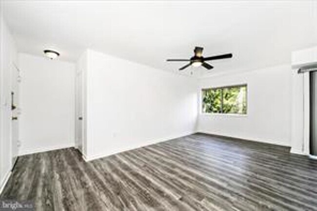 Building Photo - TOP FLOOR CONDO WITH QUIET VIEW