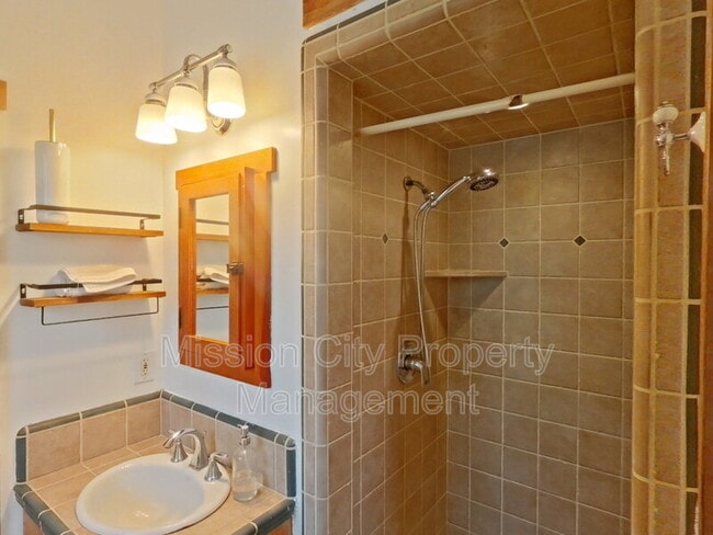 Building Photo - 1110 Curley Ave