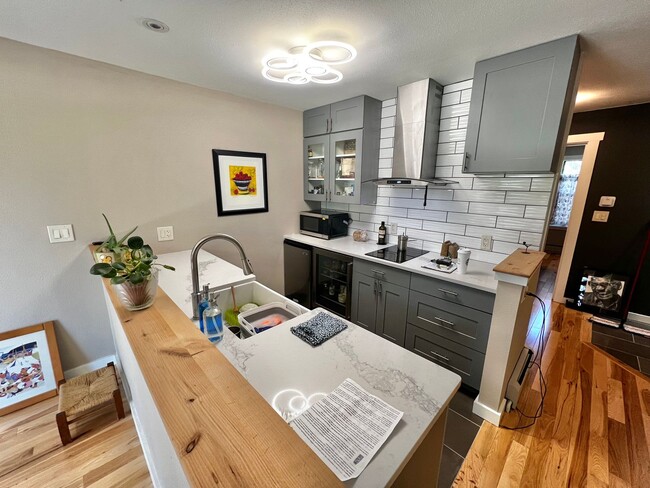 Primary Photo - Tastefully updated 1 bedroom, 1 bathroom c...
