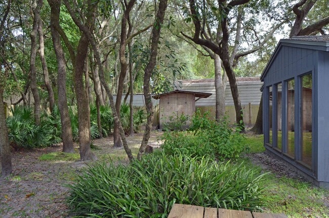 Building Photo - Live in the Heart of Amelia Island!