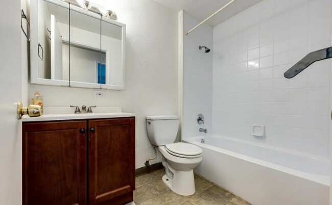 Building Photo - 2325 S Linden Ct