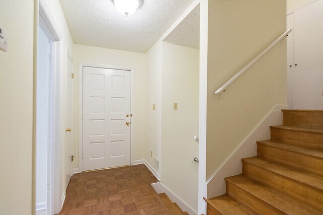 Building Photo - 140 Saxon Woods Dr