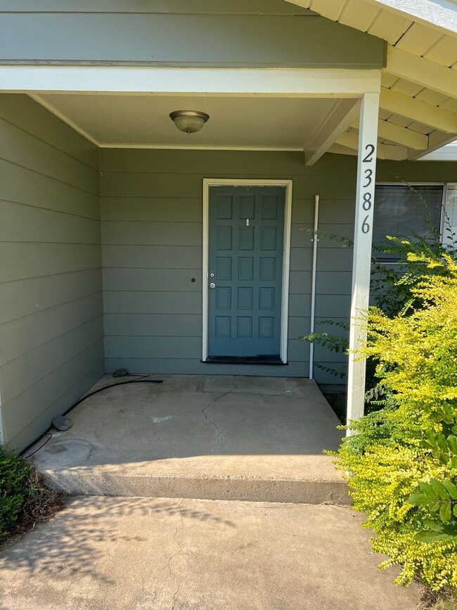 Primary Photo - Durham 3 bedroom 2 bath Home, Large yard, ...