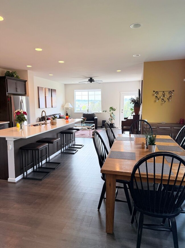 Building Photo - Hilltop Luxury Townhome with Stunning Valley Sunset Views