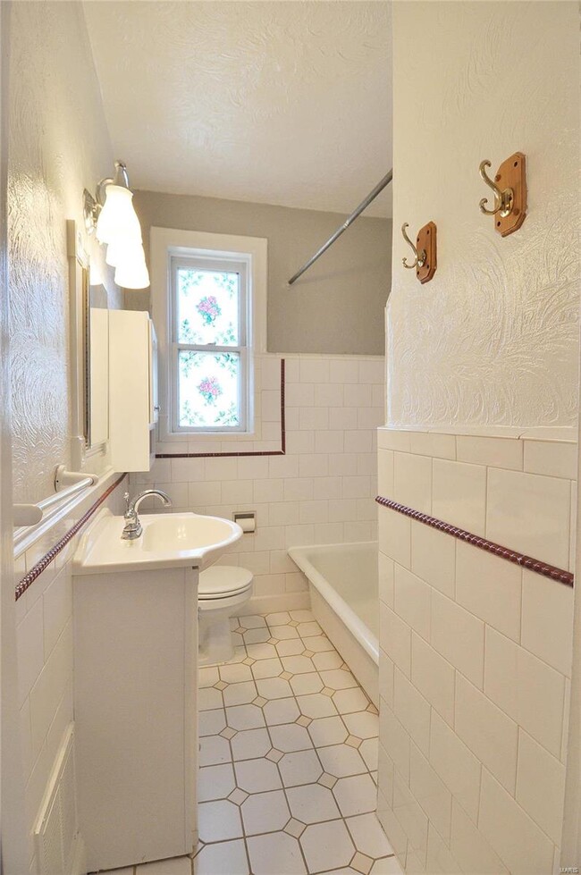 Full bathroom - 4169 Potomac St