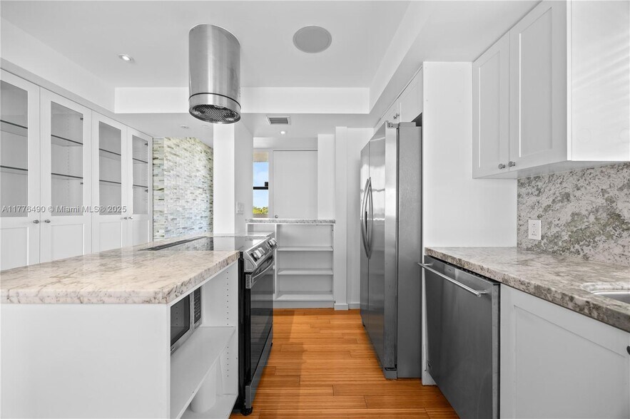 Building Photo - 1632 S Bayshore Ct