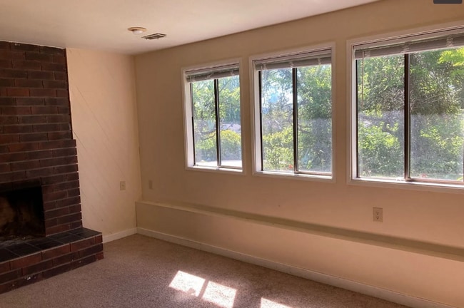 Building Photo - 5-Bedroom Home for Rent in Barkley Neighbo...