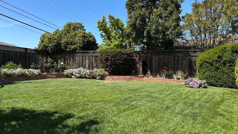 Building Photo - 1159 Runnymede Dr