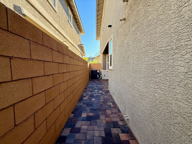 Building Photo - 3 BED 2.5 BATH 2 CAR GARAGE MODERN TOWNHOM...