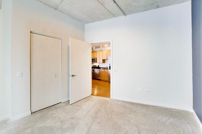 Building Photo - 720 N Larrabee St