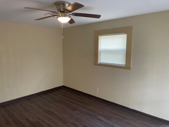Building Photo - 216 Meadow Park Dr