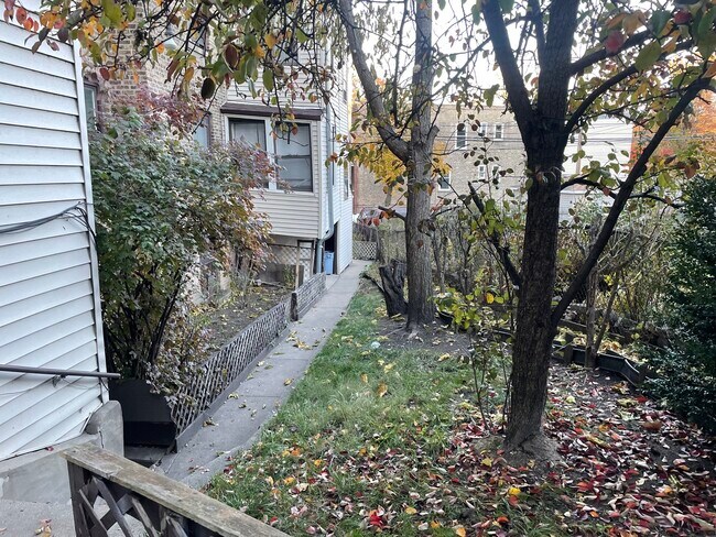 Building Photo - 7077 N Ridge Blvd