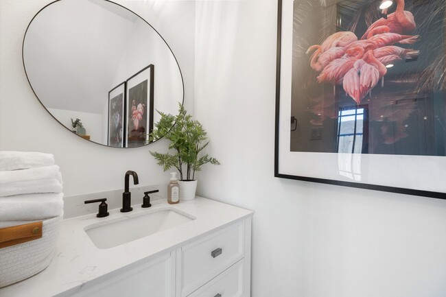 Building Photo - 817 W 19th St