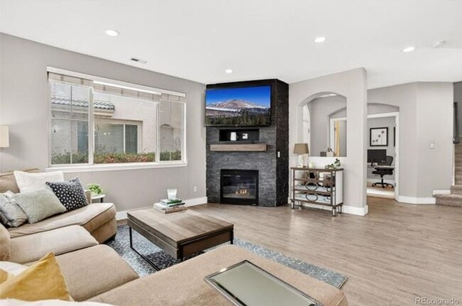 Building Photo - Renovated 2-bed 2.5 bath bright and open townhome located in the heart of Lone Tree!