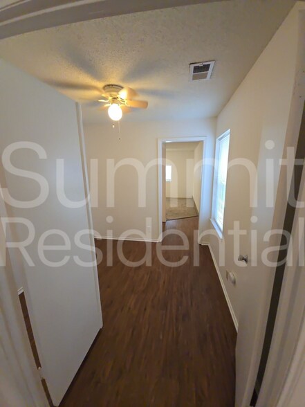 Building Photo - 1607 Parkwood Dr