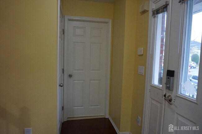 Building Photo - 160 Vasser Dr