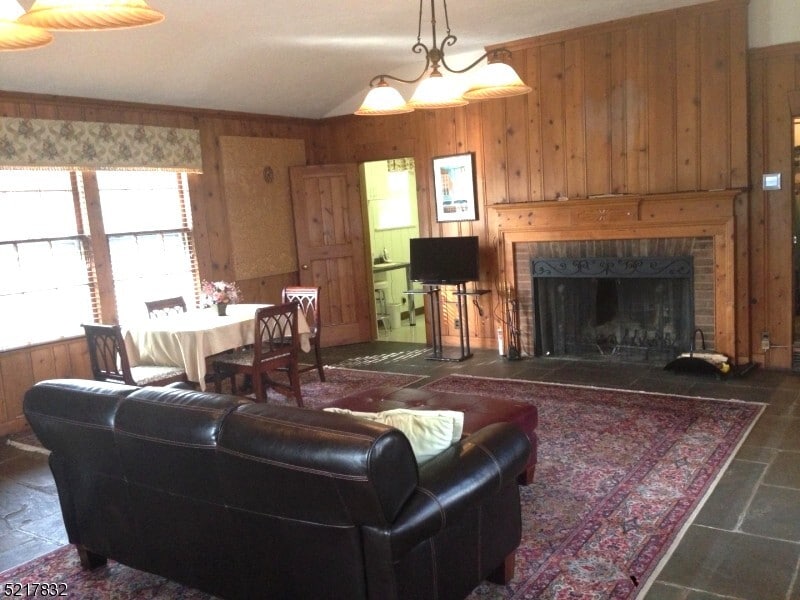 Huge Living/Dining Room - 82 Winsor Pl