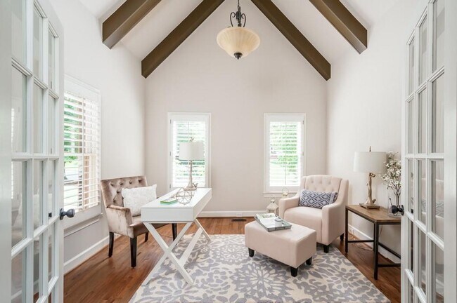 Building Photo - Elegant Master-on-Main in Prestigious Laur...