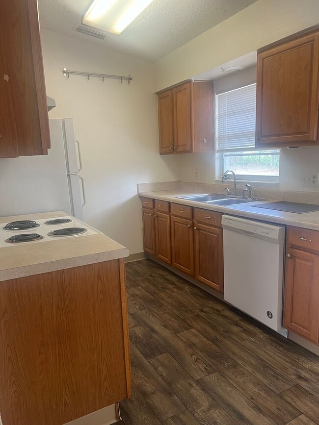 Building Photo - Wonderful 2 bedroom home with Addition Den or Office, Great Location