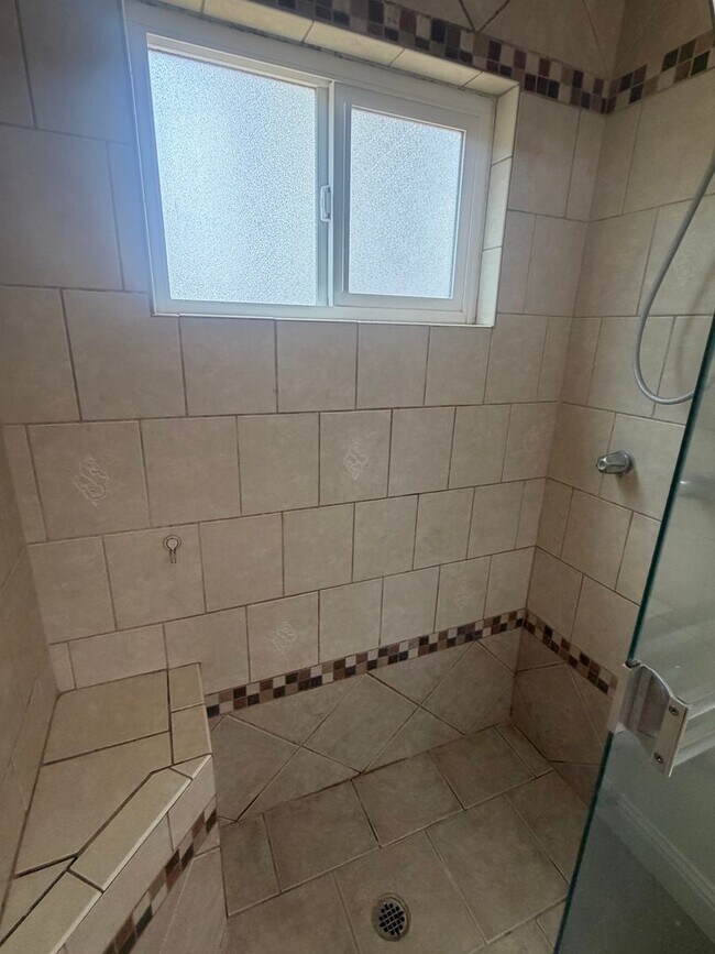 Building Photo - Charming 3 bedroom 2 bathroom home located in Hanford