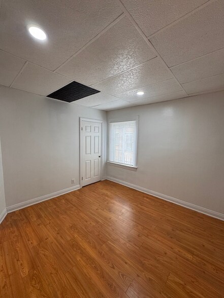 Building Photo - 1434 W 22nd St