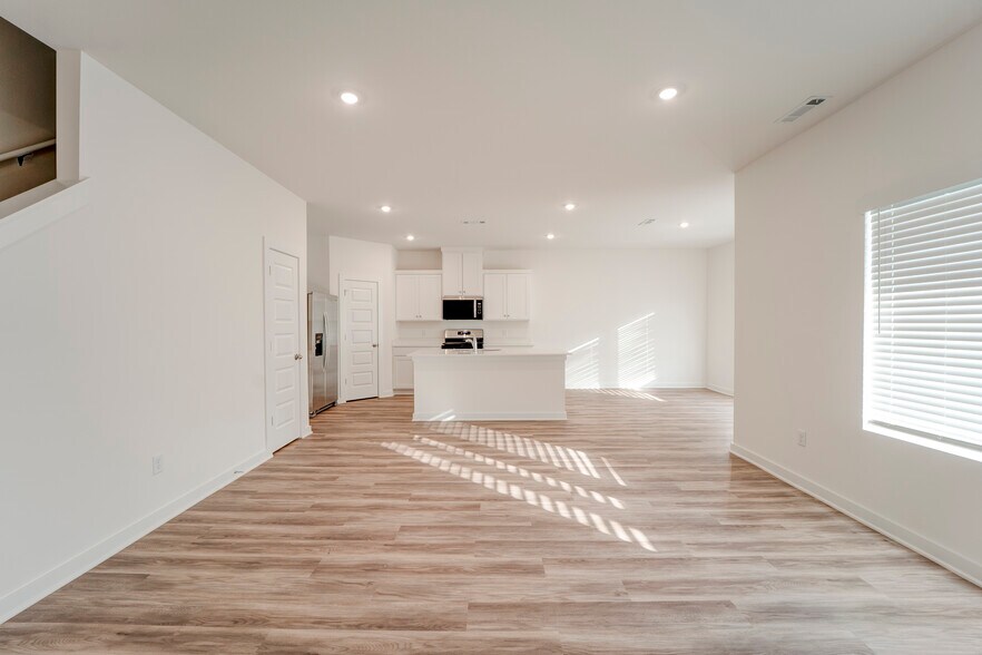 Building Photo - 139 S Maroon Ave