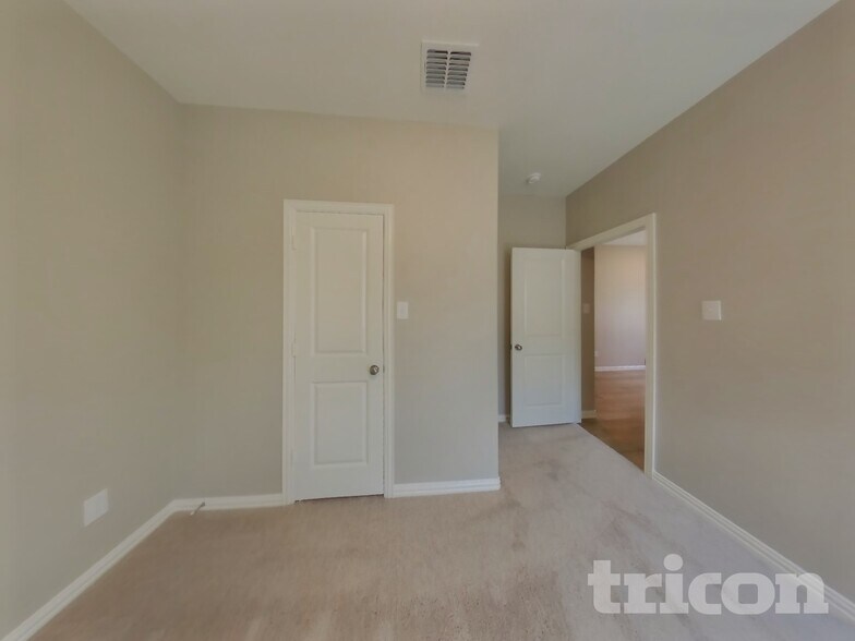 Building Photo - 260 Jenkinson Dr