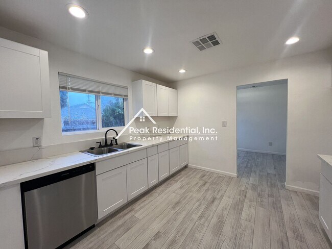 Building Photo - Updated 3bd/2ba Sacramento House