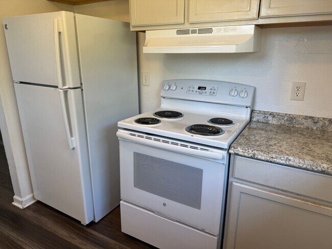 Building Photo - 2 bedroom 1 bath duplex with a garage!